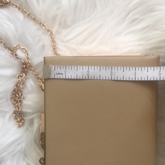 Tan hard case shoulder bag with gold accents - Picture 7 of 10